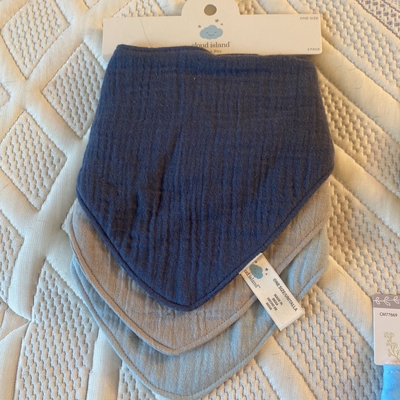 Baby Bibs, Socks, and outfit 0-3M - Picture 5 of 12